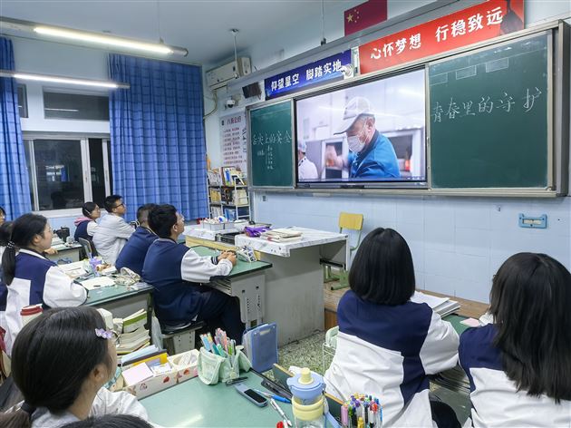 从“外卖党”到“食堂粉”：一场关于舌尖的青春觉醒——棠外高中开展“食品安全”主题班会