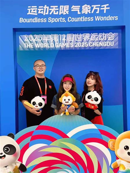 成都市级赛场锋芒尽显，棠外附小爵士啦啦队包揽冠亚军