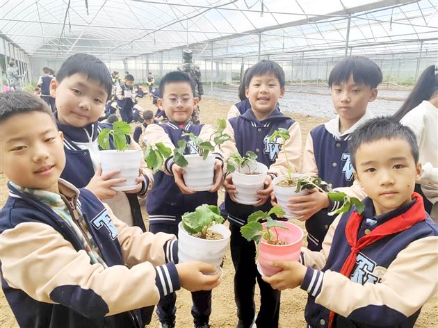 走进秋日庄园　品味劳动之趣——棠外附小二、三年级学生“沉浸式”研学活动