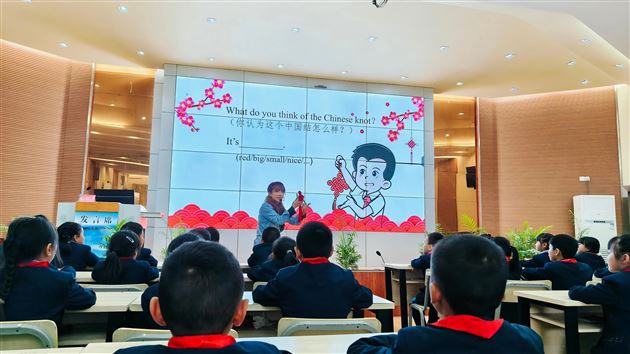 棠外附小何洁老师应邀为旺苍县骨干教师授课