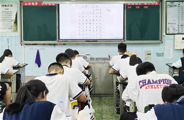 落笔惊风　书写芳华——我校高2025级举行校园书法大赛