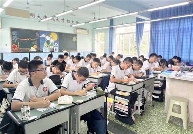 落笔惊风　书写芳华——我校高2025级举行校园书法大赛