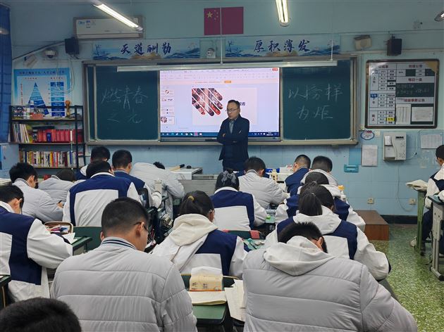 “以榜样为炬,燃青春之光”主题班会课