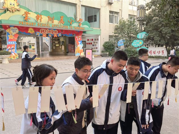 法治之光浸润校园　灯谜巧解宪法密码——棠外初中2025年宪法宣传周系列活动之法治游园会(一)