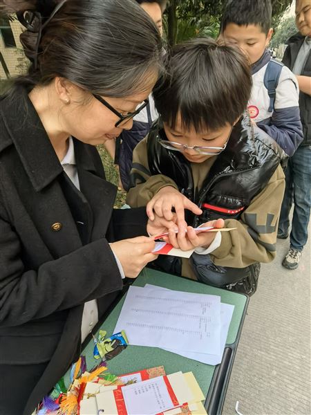 法治之光浸润校园　灯谜巧解宪法密码——棠外初中2025年宪法宣传周系列活动之法治游园会(一)