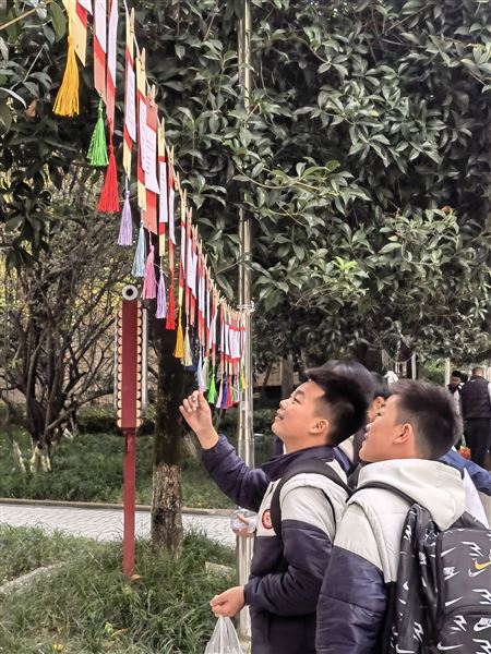 法治之光浸润校园　灯谜巧解宪法密码——棠外初中2025年宪法宣传周系列活动之法治游园会(一) 