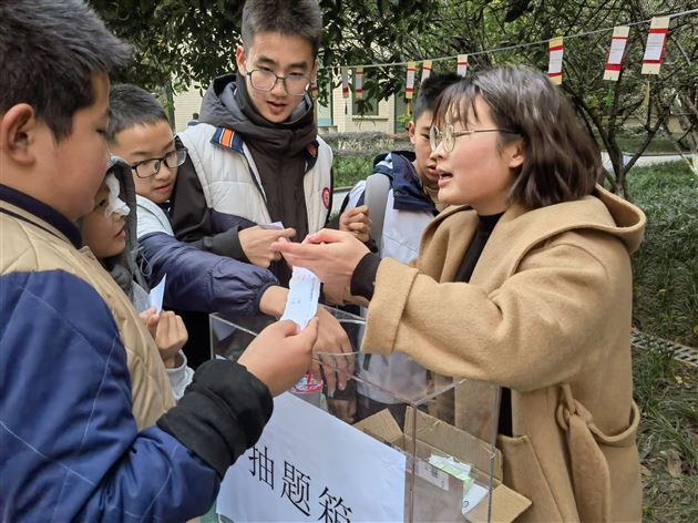 法治之光浸润校园　灯谜巧解宪法密码——棠外初中2025年宪法宣传周系列活动之法治游园会(一)