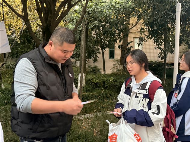 法治之光浸润校园　灯谜巧解宪法密码——棠外初中2025年宪法宣传周系列活动之法治游园会(一)