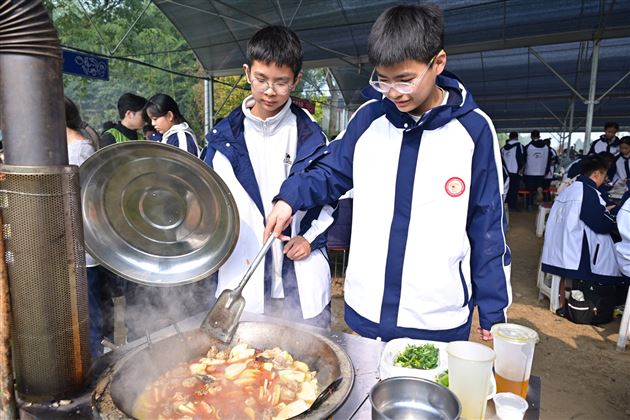 把课堂搬进田野！棠外初一学子共赴秋天劳动之约