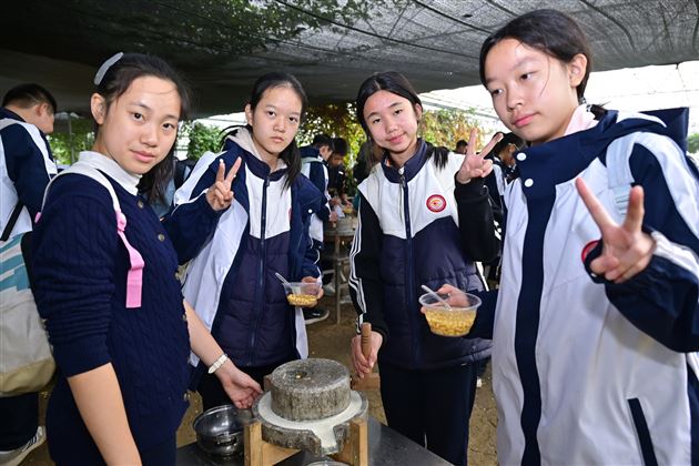 把课堂搬进田野！棠外初一学子共赴秋天劳动之约