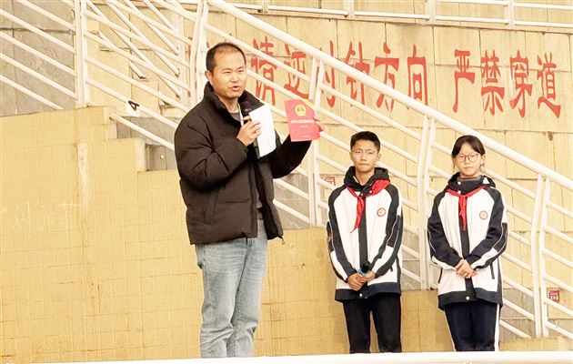 法治同行护成长　宪法精神润心田——棠外初中2025年宪法宣传周系列活动之主题升旗仪式（二）