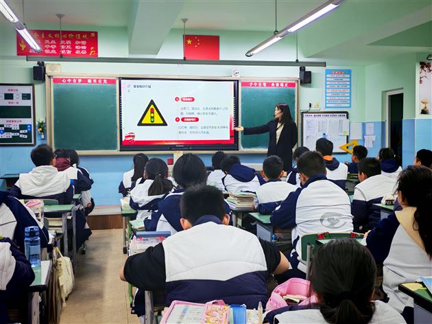 筑牢校内安全防线　联动家校平安护航——棠外初中开展2025年“全国交通安全日”主题班会活动