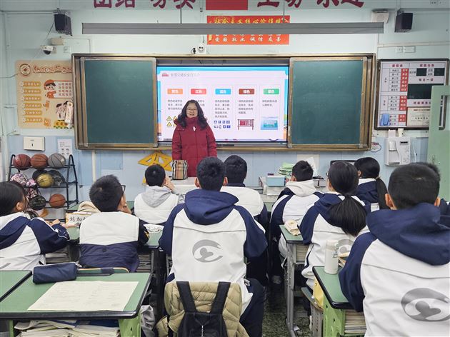 筑牢校内安全防线　联动家校平安护航——棠外初中开展2025年“全国交通安全日”主题班会活动