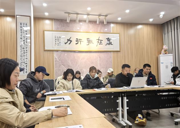 学员汇报亮课题思路 导师指导解撰写难题——棠外附小刘旭名师工作室专题授课赋能成长