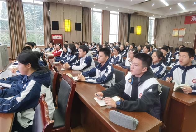 棠外初中2025年下半年共青团团课顺利召开