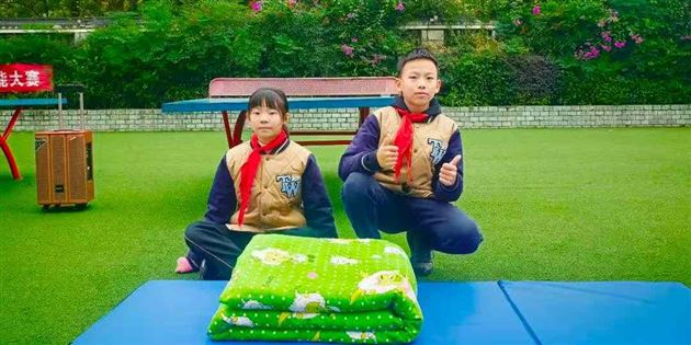 棠外附小六年级举行“巧手叠方被，习惯成自然”劳动技能大赛