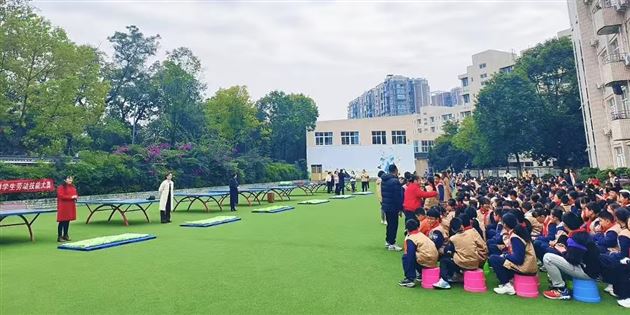 棠外附小六年级举行“巧手叠方被，习惯成自然”劳动技能大赛