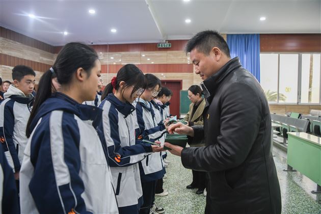 棠外初中举行2025-2026学年度上学期入团仪式