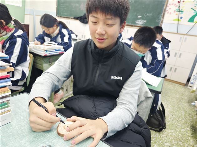 棠外初2023年级原木片彩绘主题活动 