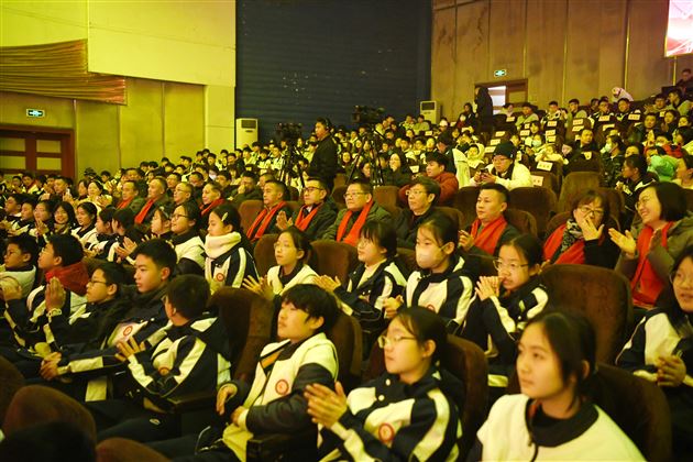 棠外举行2025年校园艺术节展演暨2026年新年文艺联欢晚会