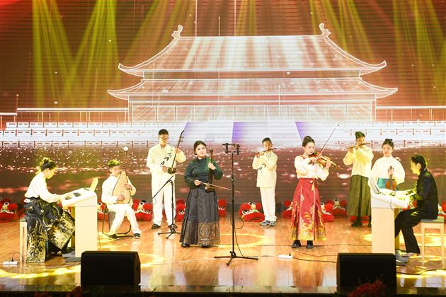 棠外举行2025年校园艺术节展演暨2026年新年文艺联欢晚会 