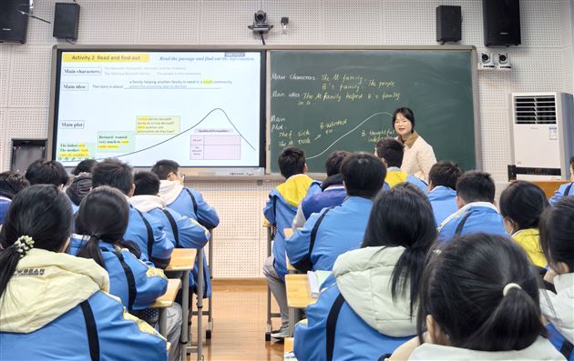 何芳衡老师进行“读后续写”课堂展示
