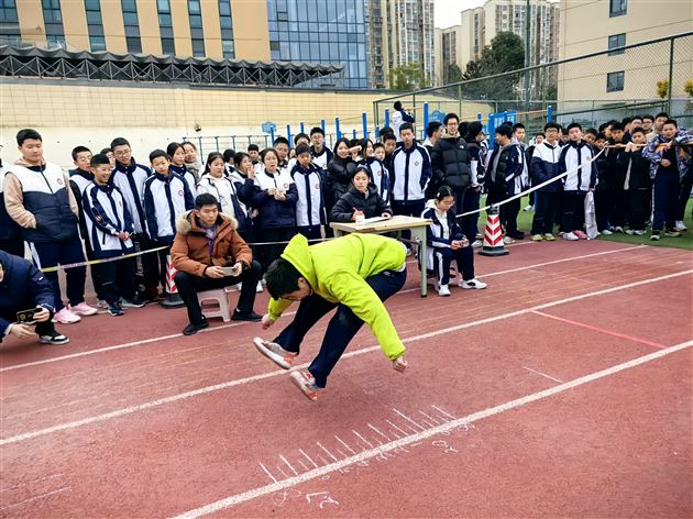 棠外初2025级开展“一跃成名”立定跳远比赛