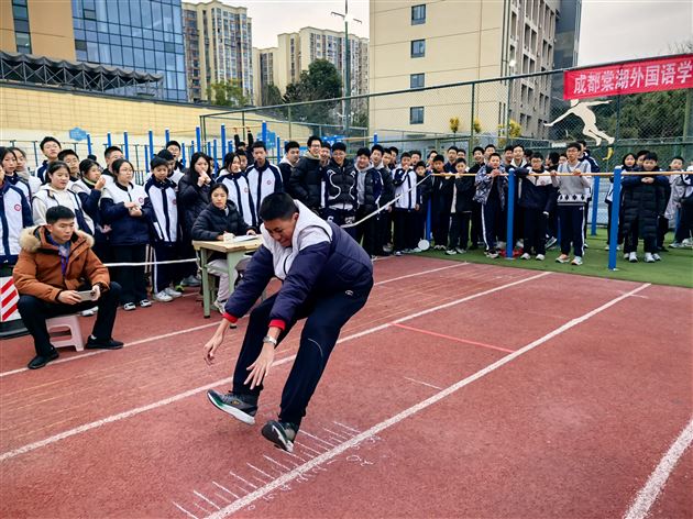 棠外初2025级开展“一跃成名”立定跳远比赛