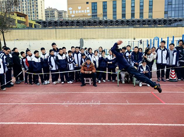 棠外初2025级开展“一跃成名”立定跳远比赛