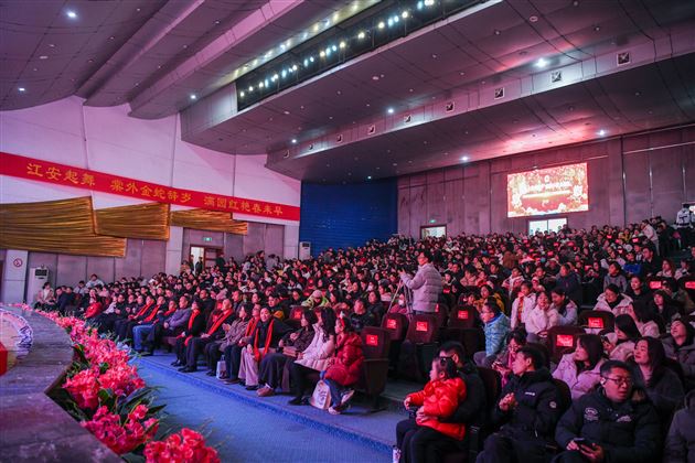 情暖千家迎骏岁 弦歌不辍启新程——棠外2026年教职工迎新春联欢会暨团拜会圆满举行 