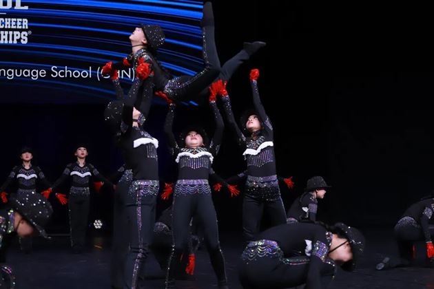 棠外附小啦啦操队问鼎世界冠军 