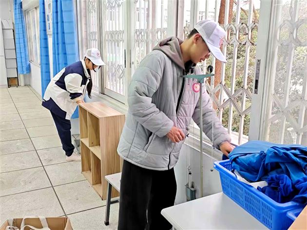棠外高中“薪火”志愿者服务队开展实验室清洁志愿服务
