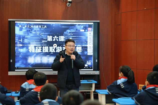 棠外附小徐永祥老师亮相南充顺庆区人工智能教育培训示范课