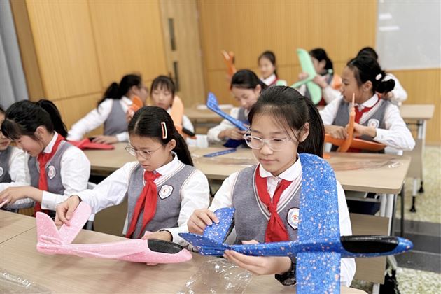 大飞机高原研究中心团支部走进棠外附小开展科普进校园活动