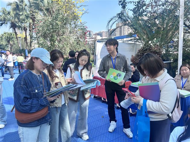 棠外举办生涯规划“高大衔接”暨65所高校展宣活动 (2).jpg