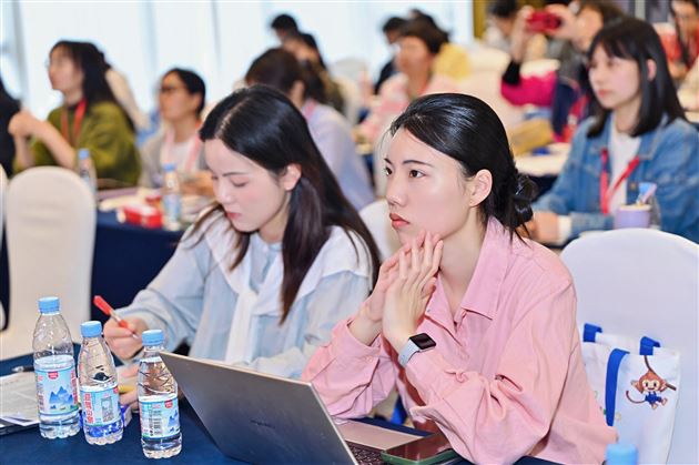 参会教师专注讲座