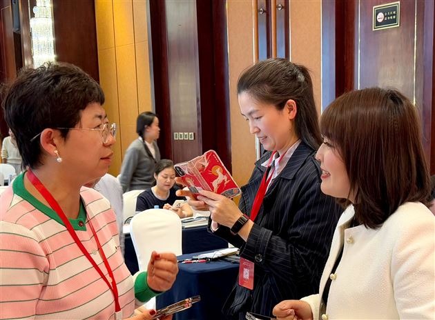 李秀芳老师与参会教师交流互动