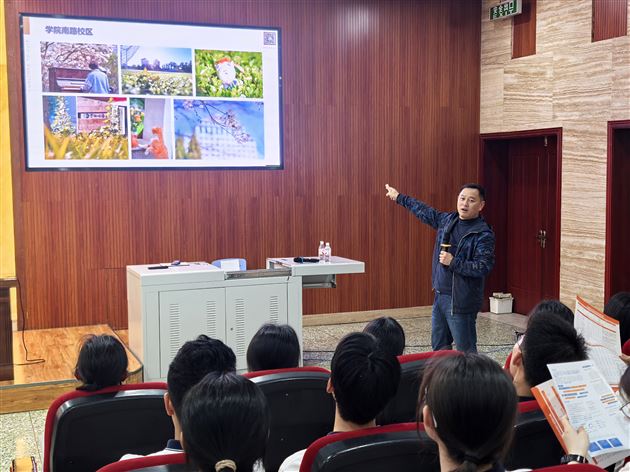 中央财经大学李名义老师做客棠外生涯规划讲座 (2).jpg