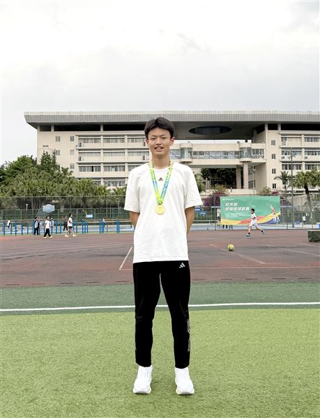 棠外学子喻麟涵勇夺成都市110米栏冠军并达标国家三级运动员