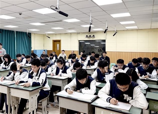 棠外孙铭老师在市级教研活动中献课