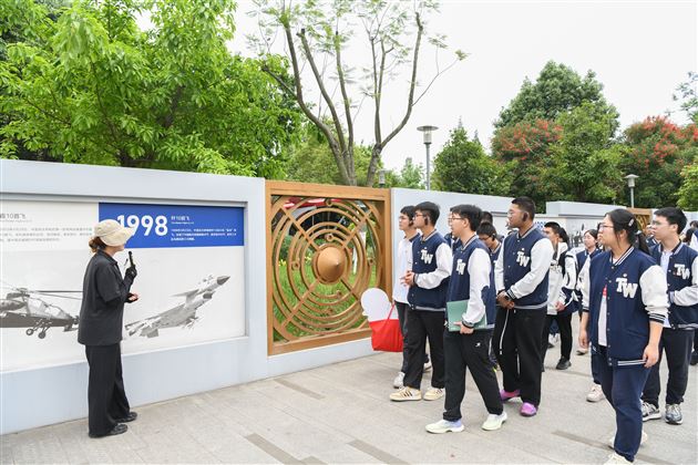 棠外高中青年学生党校专题培训暨2026年“五四”青年节特别主题团日活动