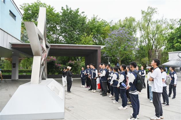 棠外高中青年学生党校专题培训暨2026年“五四”青年节特别主题团日活动