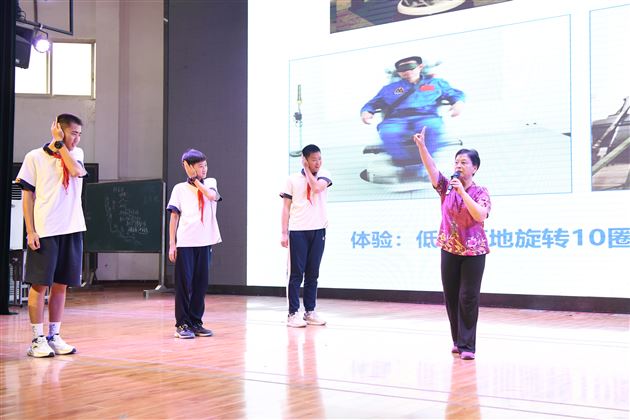 中国科学院老科学家科普演讲团副团长石磊走进棠外初中开展航天科普讲座