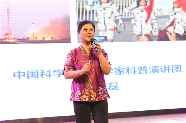 中国科学院老科学家科普演讲团副团长石磊走进棠外初中开展航天科普讲座