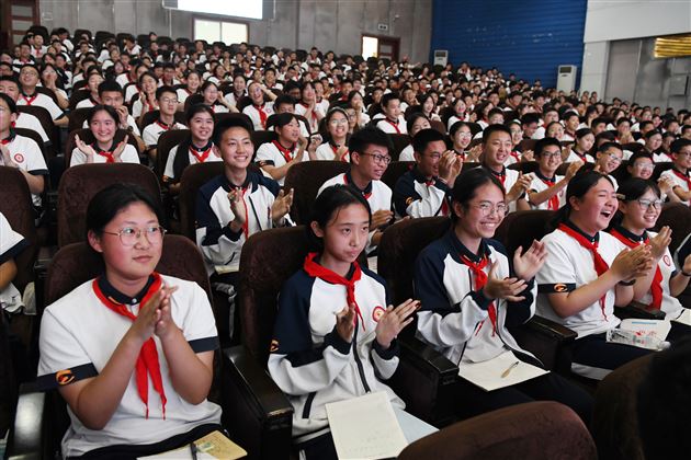中国科学院老科学家科普演讲团副团长石磊走进棠外初中开展航天科普讲座