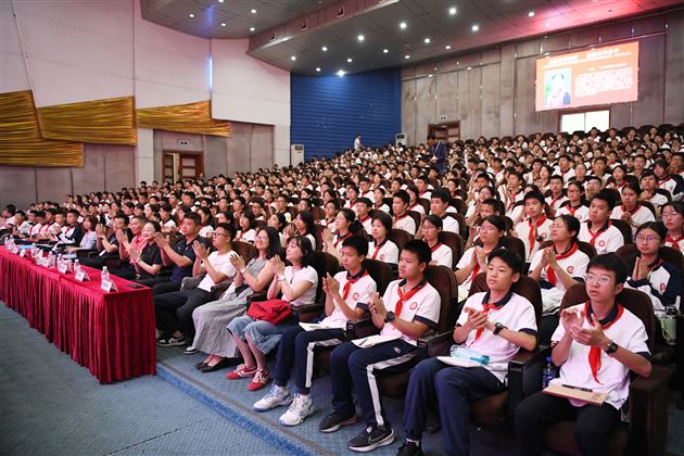 中国科学院老科学家科普演讲团副团长石磊走进棠外初中开展航天科普讲座