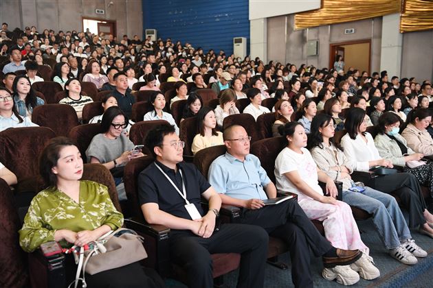 棠外初中举行分年级家长会
