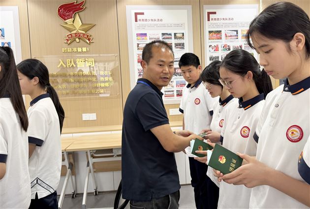 棠外初中举行2025-2026学年度下学期入团仪式