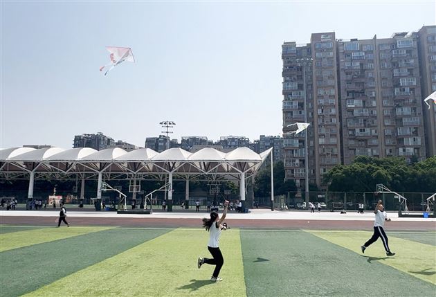 棠外初一年级举办“棠外少年 风华‘筝’茂”风筝节系列劳动实践活动