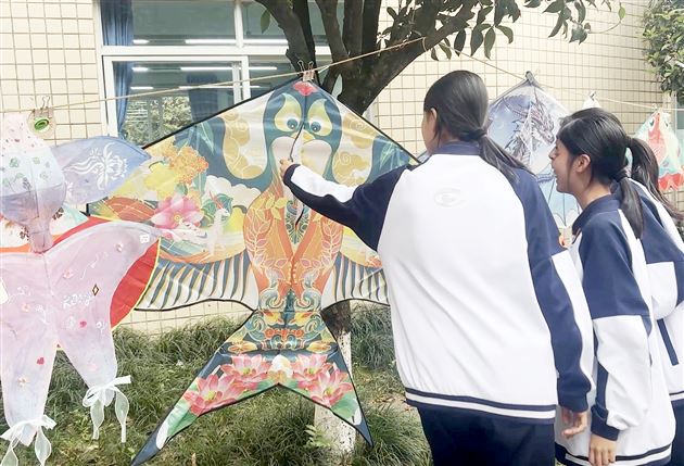 棠外初一年级举办“棠外少年 风华‘筝’茂”风筝节系列劳动实践活动